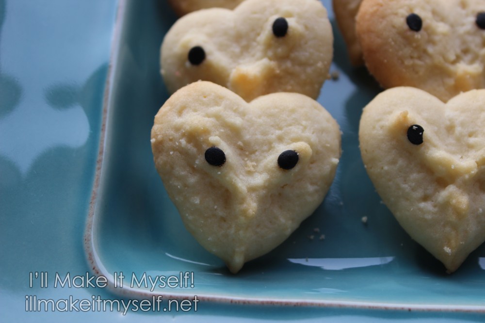 Owl spritz: white spritz made with the heart plate. They are decorated with black confetti "eyes" like owls' heads